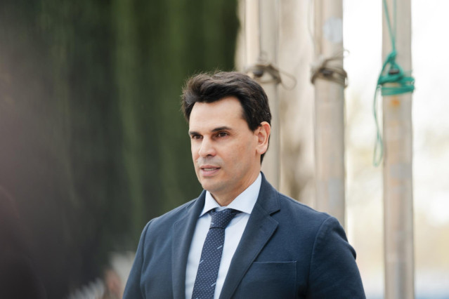 Archivo - La pareja de la presidenta de la Comunidad de Madrid, Alberto González Amador, sale de los Juzgados de Plaza de Castilla tras declarar, a 10 de abril de 2025, en Madrid (España).