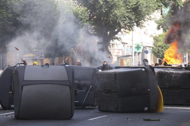 Imágenes de la huelga del metal, con barricadas con contenedores en Cádiz