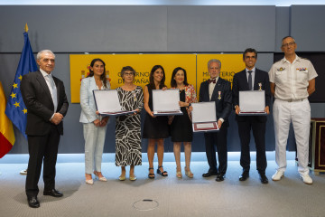 La ministra de Defensa, Margarita Robles, con médicos del Hospital ‘Sant Joan de Déu’ en el Ministerio.