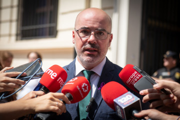 El delegado del Gobierno en la Comunidad de Madrid, Francisco Martín, durante el minuto de silencio por el asesinato de una mujer en Getafe en un caso de violencia de género, en Madrid, a 25 de juni