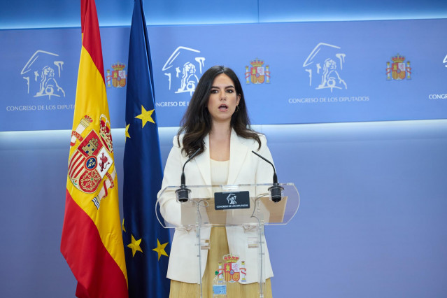 La portavoz de VOX en el Congreso, Pepa Millán, durante una rueda de prensa anterior a la Junta de Portavoces, en el Congreso de los Diputados, a 24 de junio de 2025, en Madrid (España).
