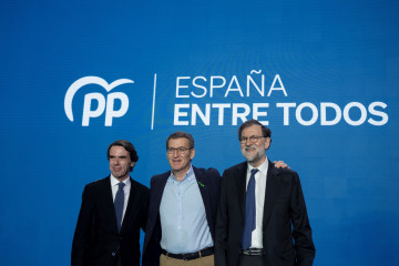 Archivo - El expresidente del Gobierno, José María Aznar; el presidente del Partido Popular, Alberto Núñez Feijóo; y el expresidente del Gobierno, Mariano Rajoy, participan juntosen la 26 Intermu