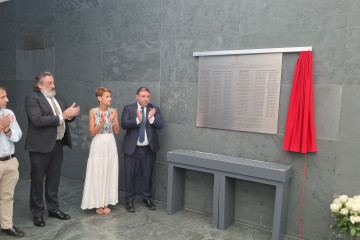 Acto de inauguración de una placa en el Parlamento de Navarra en memoria de los asesinados por la banda terrorista ETA en Navarra y los navarros asesinados en otras localidades.