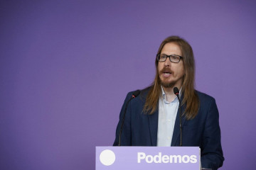 Archivo - El secretario de Organización de Podemos, Pablo Fernández, en rueda de prensa en la sede del partido para valorar la actualidad política.