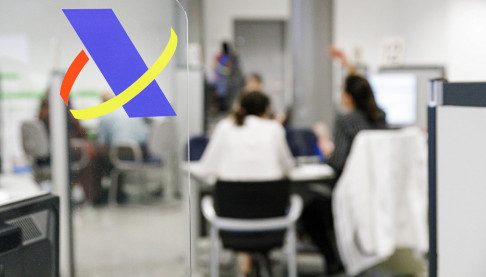 EuropaPress 5240275 varias personas son atendidas agencia tributaria presentar declaracion