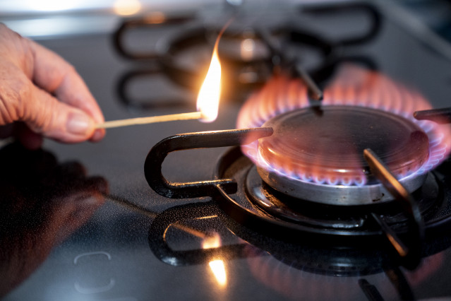 Archivo - Una persona enciende un fuego de cocina de gas