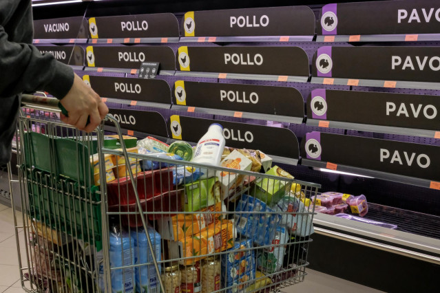 Archivo - Un cliente realiza la compra en un supermercado
