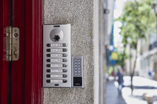 Archivo - Exterior de un piso turístico en el centro de Madrid