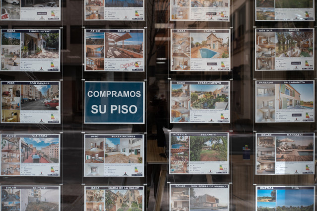 Archivo - Anuncios de viviendas en venta en una inmobiliaria.