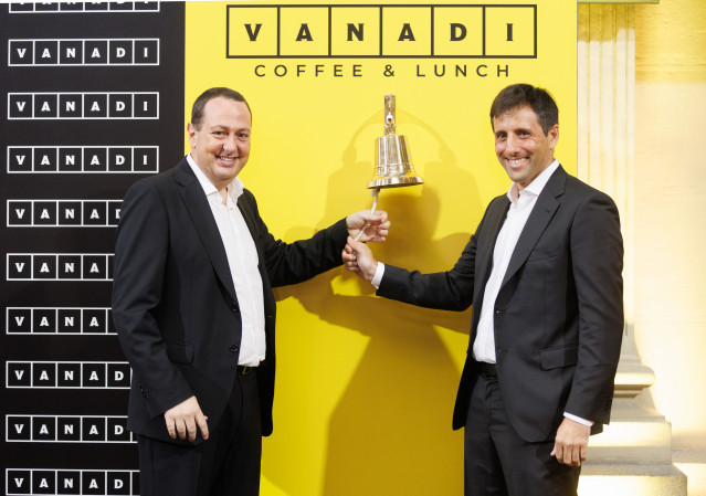 Archivo - (I-D) Los fundadores de Vanadi Coffee, Salvador Martí y Vicente Terol durante el tradicional toque de campana con motivo de su incorporación al mercado de valores BME Growth, en el Palacio de la Bolsa, a 20 de julio de 2023, en Madrid (España).