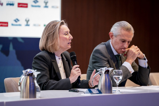 La secretaria de Estado de Defensa, María Amparo Valcarce García, y el presidente de Europa Press, Asís Martín de Cabiedes, durante la jornada ‘Seguridad y Defensa ante el nuevo orden mundial’ de Europa Press, en el Auditorio CESEDEN, a 30 de junio de 202