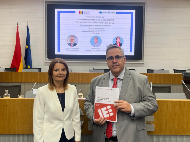 El director general Instituto de Estudios Económicos, Gregorio Izquierdo, y la economista de Tax Foundation, Cristina Enache, presentan el informe 'Competitividad fiscal empresarial 2025'.
