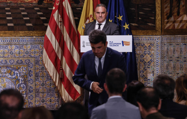 Mazón y, de fondo, Gan Pampols, durante la presentación del 'Plan Endavant'