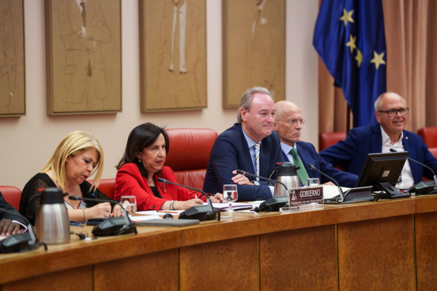 La ministra de Defensa, Margarita Robles (2i), comparece en la Comisión de Defensa, en el Congreso de los Diputados, a 30 de junio de 2025, en Madrid (España).