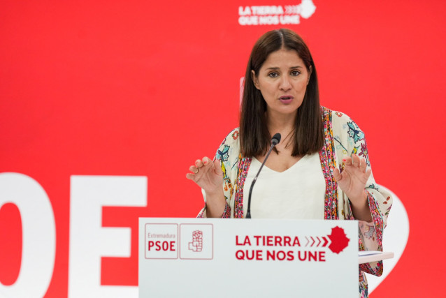 La portavoz del PSOE de Extremadura, Isabel Gil Rosiña, en rueda de prensa en Mérida