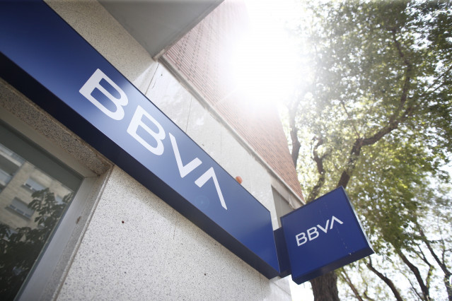 Archivo - Imagen del logo del BBVA en una oficina del banco en Madrid.