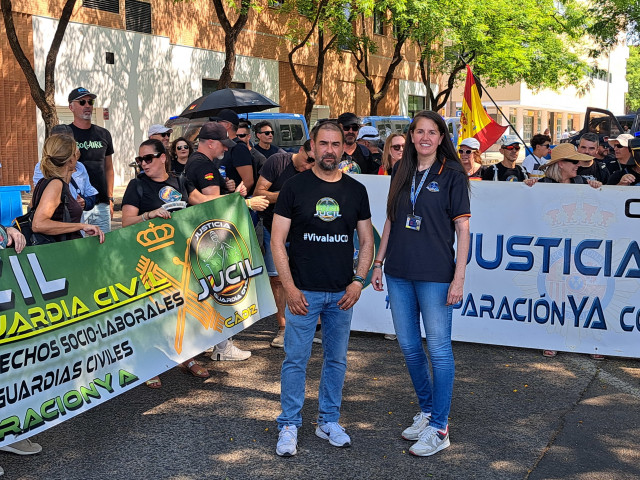 El secretario general de Jucil, Ernesto Vilariño, y la portavoz nacional de Jupol, Laura García, en la concentración frente a Fibes.