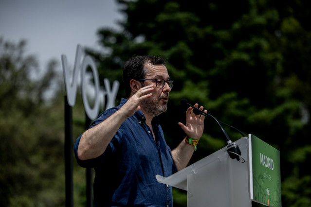 El presidente de Vox en Madrid, José Antonio Fuster, interviene durante una comida con afiliados y simpatizantes de Vox, en El Jardín de la Chalota, a 1 de junio de 2025, en Navalagamella, Madrid (España).