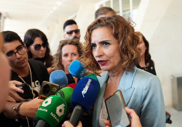 La vicepresidenta primera del Gobierno, María Jesús Montero, atiende a los medios en Sevilla.