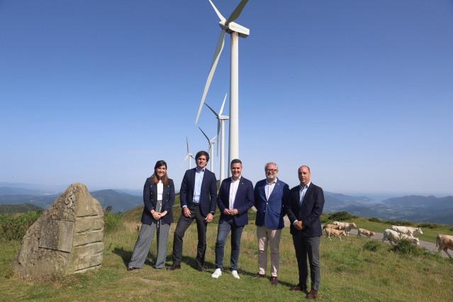 Representantes del Gobierno vasco, Iberdrola y Siemens Gamesa en el monte Oiz