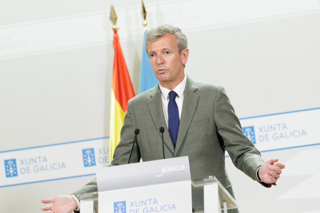 El titular do Executivo galego, Alfonso Rueda, acompañado por el conselleiro de Emprego, José González, en la rueda de prensa posterior a la reunión del Consello