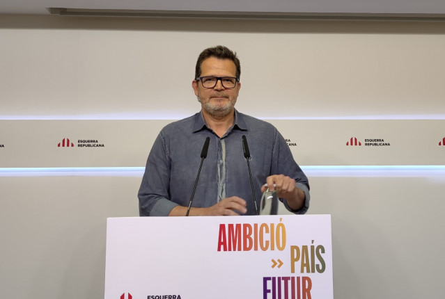 Archivo - El vicesecretario de comunicación de ERC, Isaac Albert, en rueda de prensa.