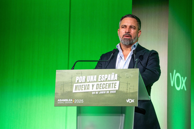 El líder de Vox, Santiago Abascal, interviene durante la presentación del programa económico y de vivienda de Vox, en el Auditorio Mutua Madrileña, a 29 de junio de 2025, en Madrid (España).
