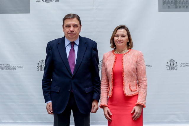 Archivo - El ministro de Agricultura, Pesca y Alimentación, Luis Planas, junto a la secretaria general de Pesca, Isabel Artime García