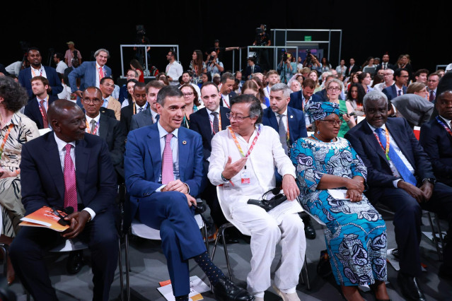 El presidente del Gobierno de España, Pedro Sánchez (2i), durante la Cumbre de la ONU. A 30 de junio de 2025 en Sevilla, Andalucía (España).