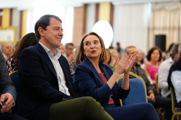 Archivo - El presidente autonómico del PP, Alfonso Fernández Mañueco, y la secretaria general del PP, Cuca Gamarra, durante un acto de precampaña del Partido Popular en 2023