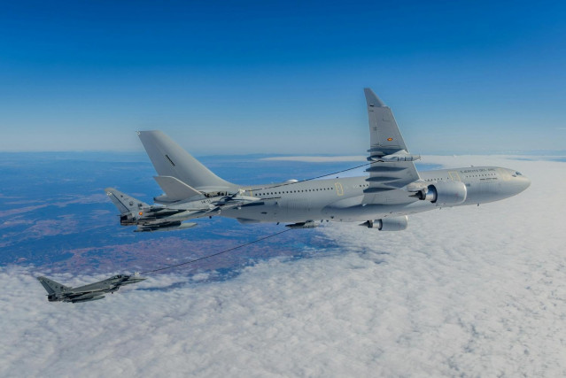 Archivo - Airbus A330 MRTT abasteciendo combustible durante el vuelo.