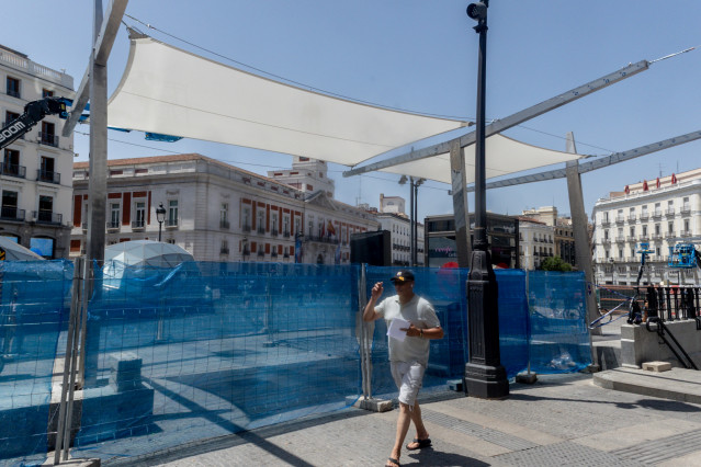 Instalación de unos toldos en la Puerta del Sol, a 20 de junio de 2025, en Madrid (España).