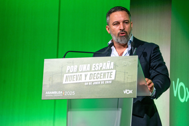 El líder de Vox, Santiago Abascal, interviene durante la presentación del programa económico y de vivienda de Vox, en el Auditorio Mutua Madrileña, a 29 de junio de 2025, en Madrid (España).