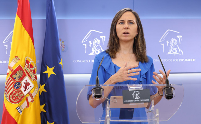 La secretaria general de Podemos, Ione Belarra, durante una rueda de prensa en el Congreso de los Diputados, a 1 de julio de 2025, en Madrid (España).