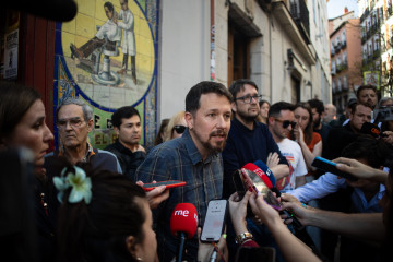 Archivo - El exvicepresidente y exsecretario general de Podemos Pablo Iglesias, atiende a los medios de comunicación a su llegada a la presentación de su nuevo libro 'Enemigos íntimos', en la Taber