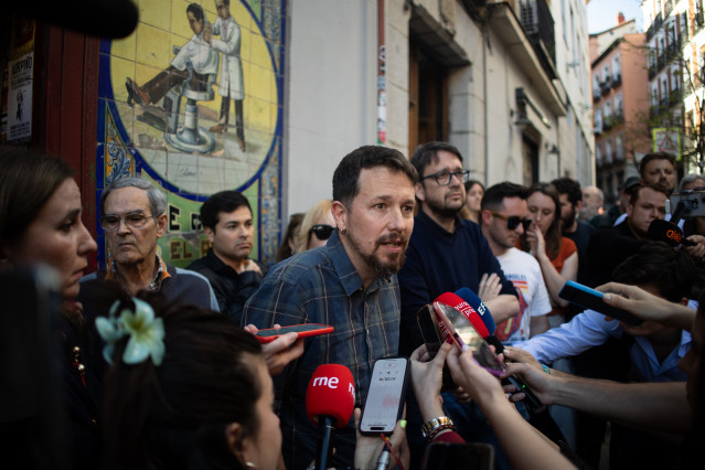 Archivo - El exvicepresidente y exsecretario general de Podemos Pablo Iglesias, atiende a los medios de comunicación a su llegada a la presentación de su nuevo libro 'Enemigos íntimos', en la Taberna Garibaldi, a 8 de abril de 2025, en Madrid (España).