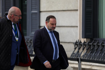 Archivo - El ministro de Fomento en funciones, José Luis Ábalos (dech), y Koldo García Izaguirre (izq), a su llegada al Congreso en el día de la segunda sesión de votación para la investidura de