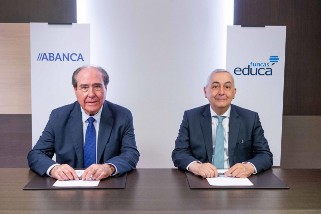 Archivo - El director general de RSS y Comunicación de Abanca y presidente de Afundación, Miguel Ángel Escotet, y el director general de Funcas, Carlos Ocaña.