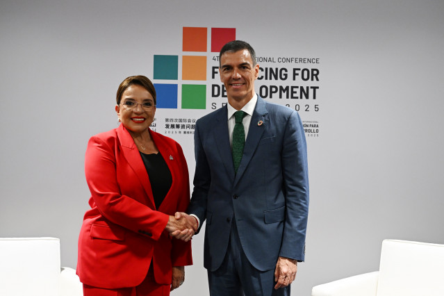 La presidenta de Honduras, Xiomara Castro y el presidente del Gobierno, Pedro Sánchez, durante la firma de un nuevo Marco de Asociación para el Desarrollo.