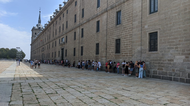 Archivo - Visitantes en el Monasterio de San Lorenzo de El Escorial.