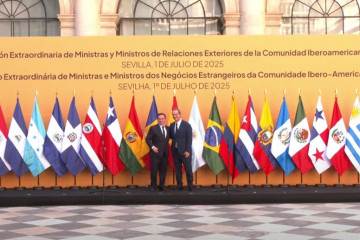 El ministro español de Exteriores, José Manuel Albares, y el secretario general Iberoamericano, Andrés Allamand, antes de una reunión de ministros iberoamericanos en Sevilla.