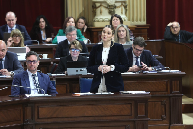 Archivo - La presidenta del Govern, Marga Prohens, interviene en un pleno en el Parlament.