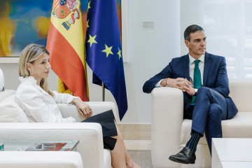 El presidente del Gobierno, Pedro Sánchez, y la vicepresidenta segunda y ministra de Trabajo y Economía Social, Yolanda Díaz, durante una reunión, en el Palacio de la Moncloa, a 16 de junio de 202