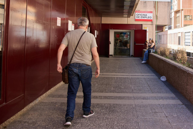 Archivo - Un hombre se dirige a una oficina de empleo