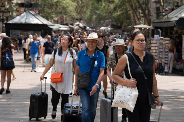 Archivo - Varias personas pasean por Las Ramblas, a 30 de junio de 2023, en Barcelona, Cataluña (España).