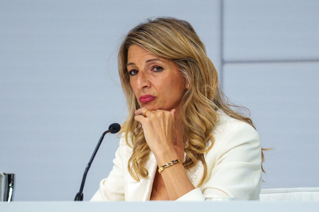 La vicepresidenta segunda del Gobierno y ministra de Trabajo y Economía Social, Yolanda Díaz, atiende a los medios de comunicación durante la Cumbre de la ONU. A 01 de julio de 2025, en Sevilla (Andalucía, España).