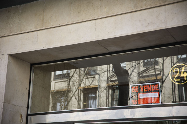 Archivo - Cartel de se vende en un edificio del barrio de Almagro, en Madrid (España)