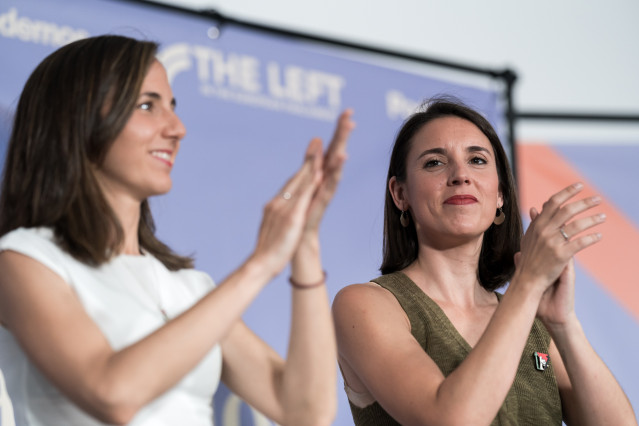 La eurodiputada de Podemos Irene Montero (d), y la portavoz de Podemos en el Congreso, Ione Belarra (i), durante el acto ‘A la guerra, que vayan ellos’ organizado por Podemos y el grupo The Left en el Parlamento Europeo.