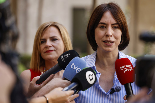 La delegada del Gobierno en la Comunidad Valenciana, Pilar Bernabé (i), y la secretaria general del PSPV-PSOE y ministra de Ciencia, Innovación y Universidades, Diana Morant (d), atienden a los medios de comunicación