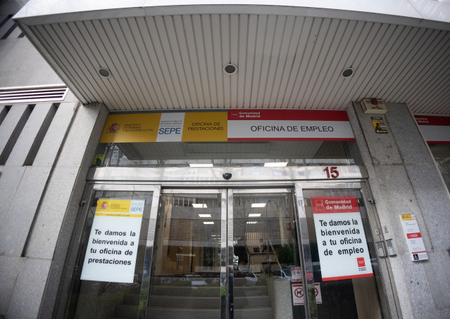 Archivo - Fachada de una oficina de empleo.